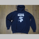 Jebem NATO mikina s kapucou stiahnutelnou šnúrkami a klokankovým vreckom vpredu 